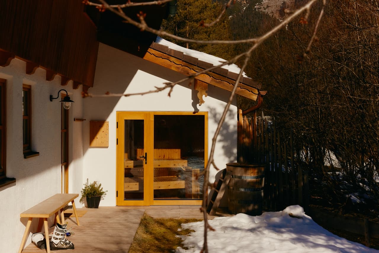 Alpine Retreat: Crisp Air and Cedar Warmth - Image 2