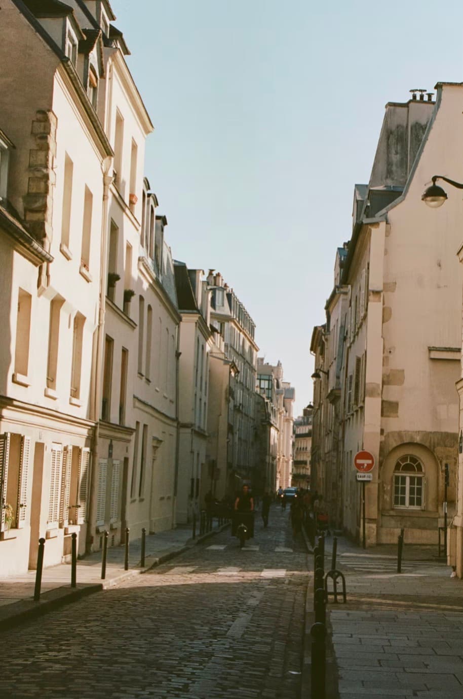 Golden Hour City Stroll to Cozy Retreat - Image 1